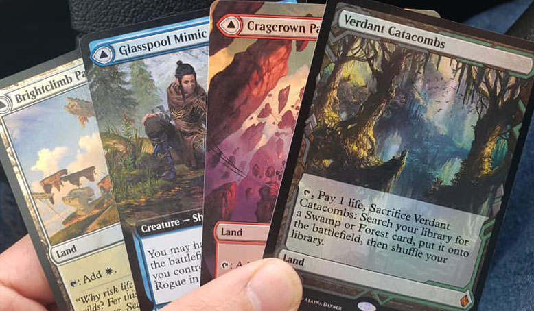 When collecting MTG cards, players like to post photos of their good pulls on social media, making others envious. 